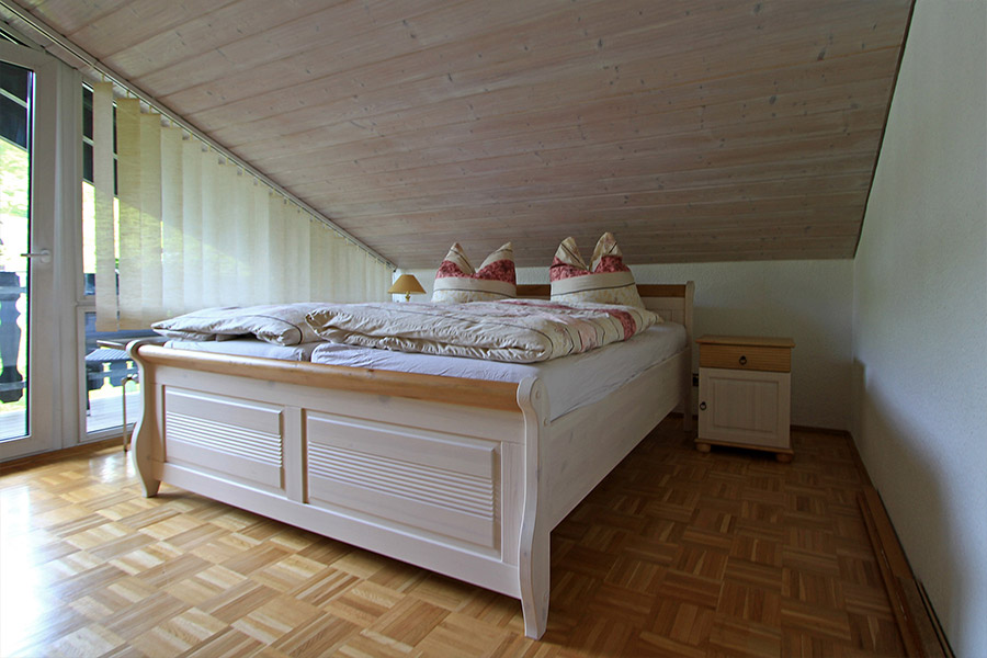 Schlafzimmer mit Doppelbett